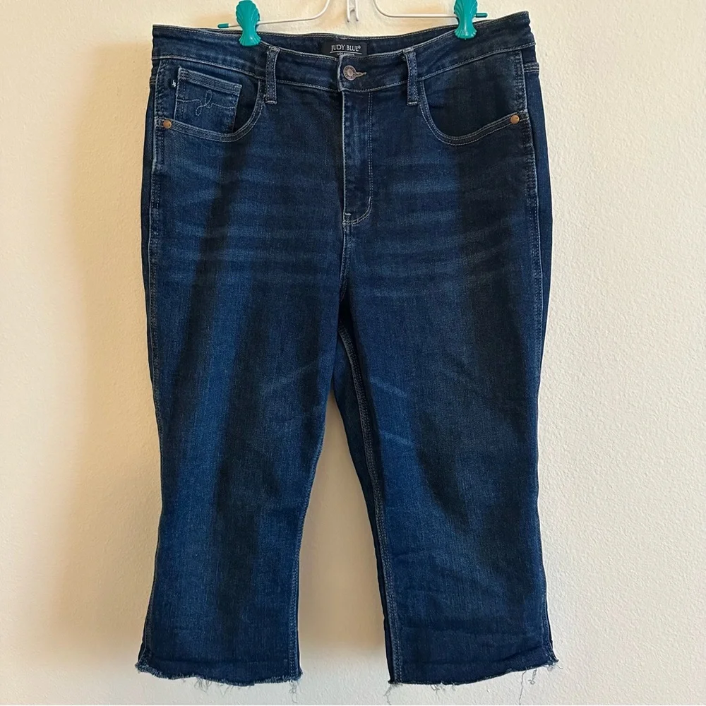 Judy Blue Dark Cropped Black Blue Jeans - Picture 1 of 9